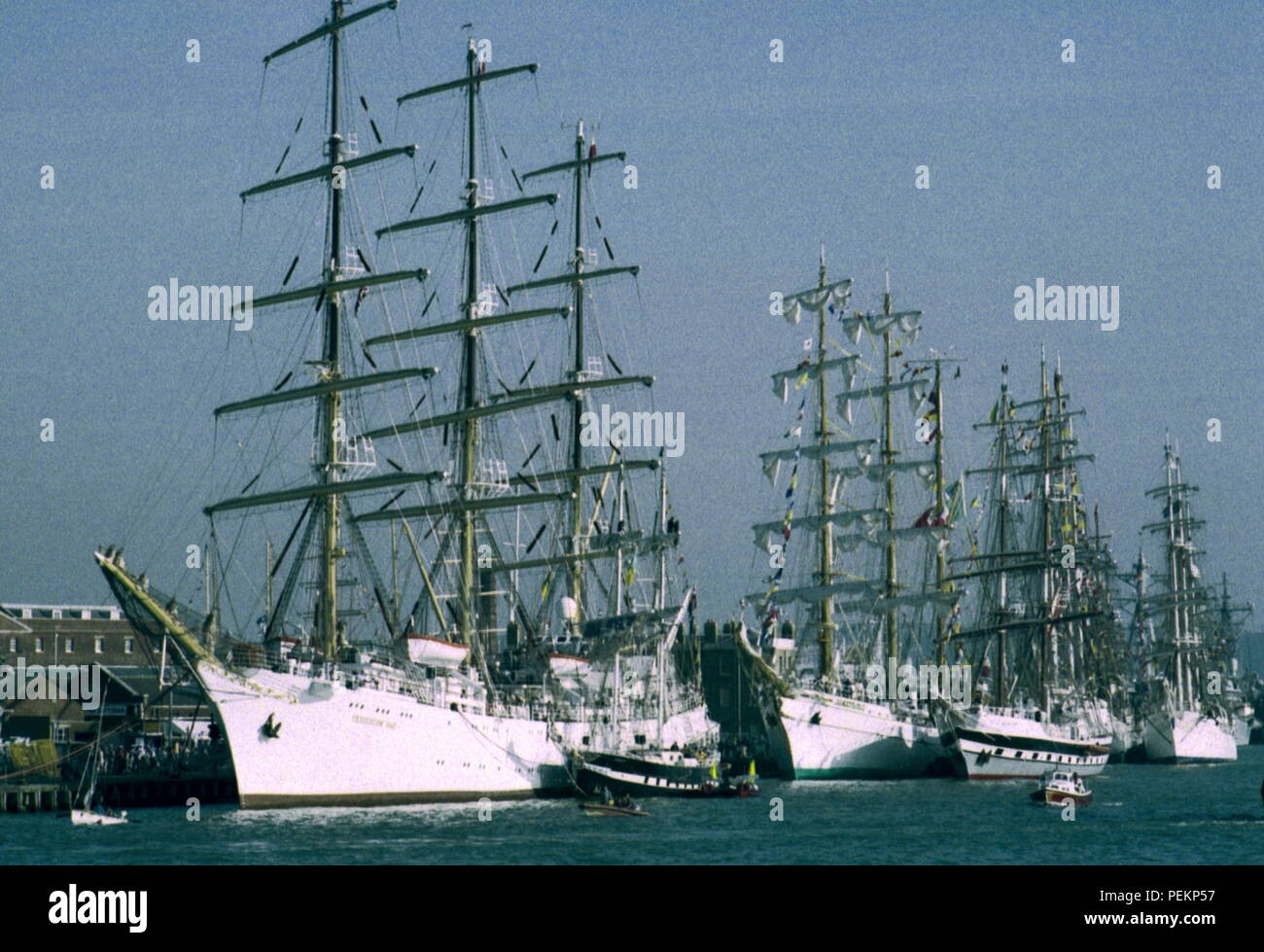 AJAXNETPHOTO. 2001. PORTSMOUTH, England. - TALL SHIPS IN PORT-SQUARE MANIPULIERTEN SEGELN SCHIFFE IN DER STADT NAVAL BASE WÄHREND DER INTERNATIONALEN FESTIVAL DES MEERES. Foto: Jonathan Eastland/AJAX REF: 240801 54 36 Stockfoto