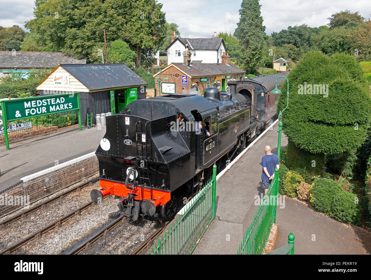 Ivatt 2 MTT Klasse Nr. 41312 in Medstead und vier Dm-Station mit einem Zug von Alresford nach Alton auf der Brunnenkresse Linie Dampfeisenbahn 15/0 Stockfoto