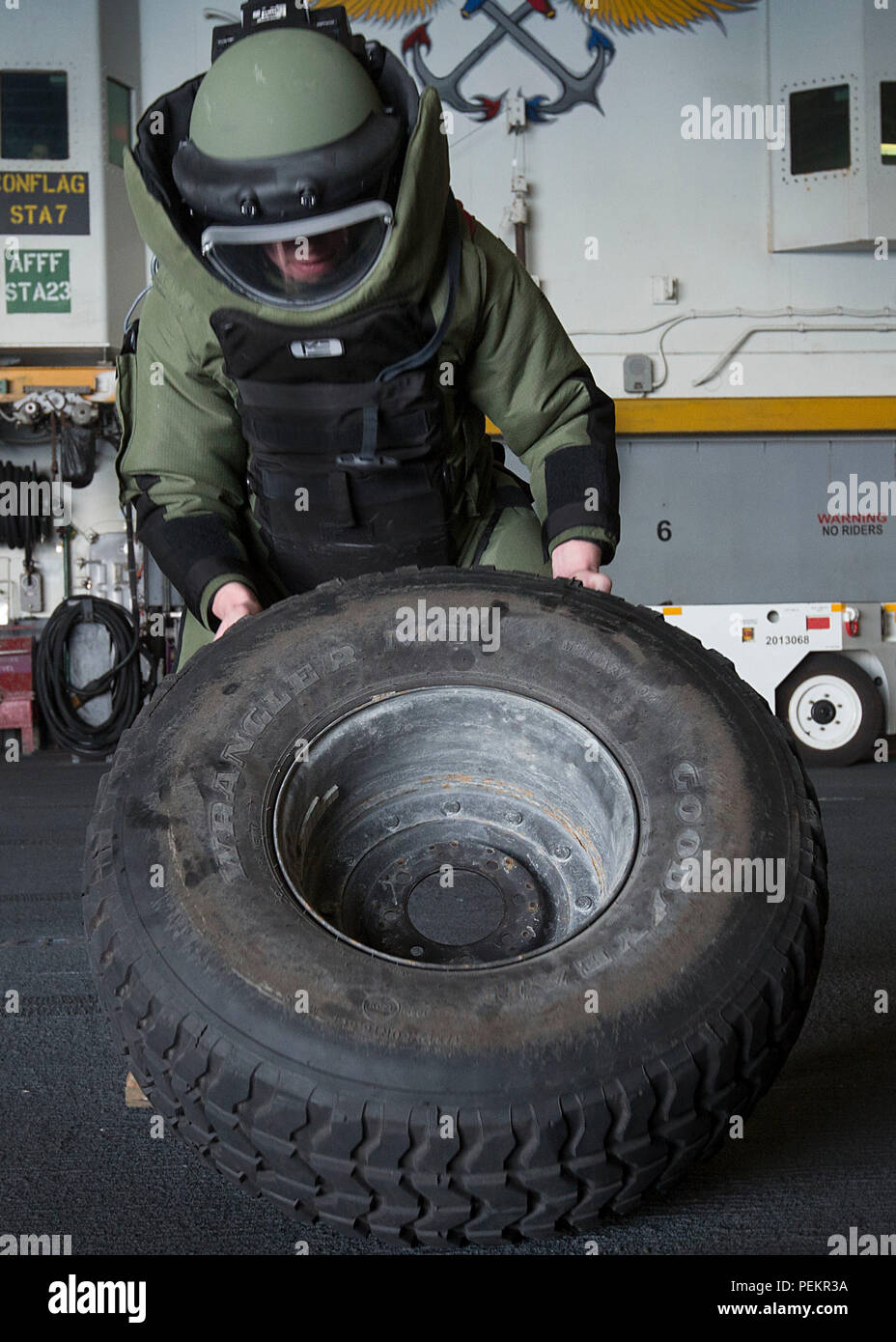 Us Marine Cpl. Devon J. Hornbeck, ein Lager Chief mit Combat Logistik Bataillon 26, 26 Marine Expeditionary Unit (MEU), spiegelt ein Reifen beim Anziehen eine Beseitigung von Explosivstoffen (EOD) 9 Erweiterte bombe Anzug während eines EOD exploration Veranstaltung an Bord der Amphibisches Schiff USS Kearsarge (LHD3) im Arabischen Golf Dez. 12, 2015. Marines trug den Anzug und Übungen Vertrautheit mit der Ausrüstung zu gewinnen und bessere Ausrüstung und die Verantwortung der EOD verstehen. Die 26. MEU ist auf der Kearsarge Amphibious Ready Gruppe begonnen und bereitgestellt ist regionale Sicherheit in zu erhalten Stockfoto