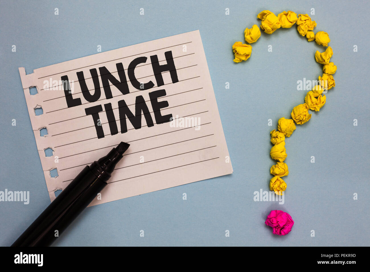 Wort schreiben Text zum Mittagessen. Business Konzept für Essen in der Mitte des Tages nach dem Frühstück und vor dem Abendessen Papier Marker zerknittertes Papier formin Stockfoto