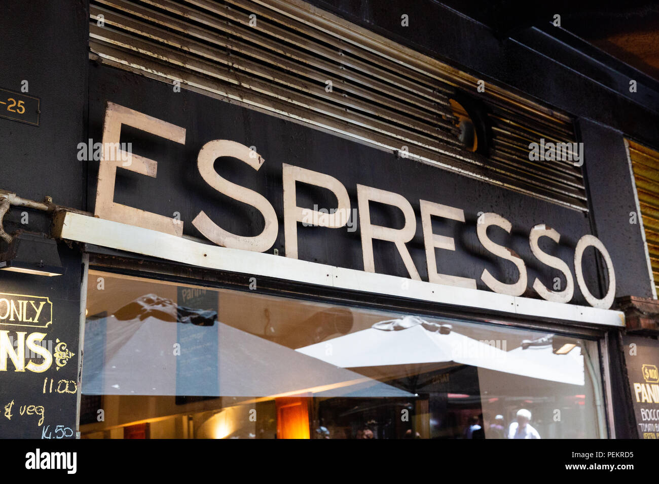Großes Metall Schild mit der Aufschrift 'Espresso', ein Café Fassade (Degraves Espresso Bar) in Melbourne, Australien. Stockfoto