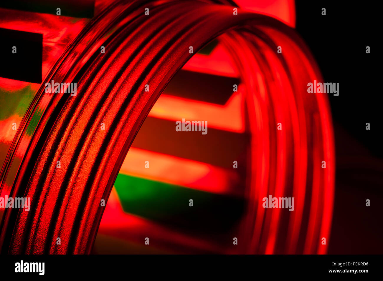 Abstrakte Lichtmuster auf Glas Container Stockfoto