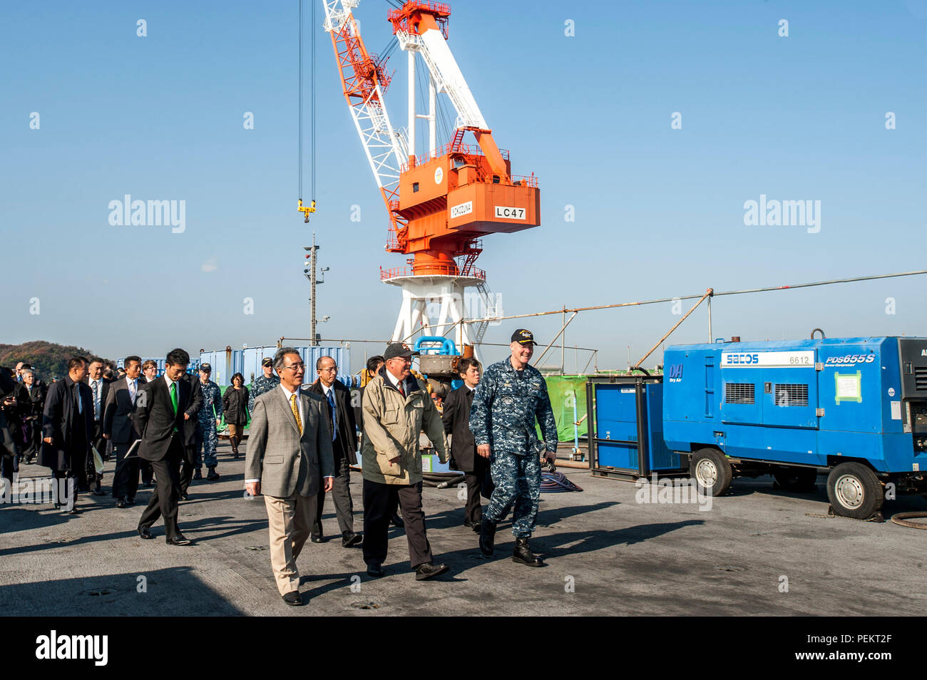 151216-N-XK 455-015 Yokosuka, Japan (31. 16, 2015) Kapitän Christopher Schraube, rechts, kommandierender Offizier der US-Marine ist nur Vorwärts - bereitgestellt Flugzeugträger USS Ronald Reagan (CVN 76) führt, Kamakura Stadt Beamte, die Präfektur Kanagawa Regierungsbeamte, Vertreter des japanischen Ministeriums für Verteidigung und Vertretern des japanischen Ministeriums für auswärtige Angelegenheiten zu einem Rundgang durch das Schiff. Ronald Reagan bietet eine Bekämpfung bereit, Kraft, schützt und verteidigt die kollektive maritime Interessen der USA und ihrer Verbündeten und Partnern in der Indo-Asia-Pazifik-Region. (U.S. Marine Foto von Masse Kommuniz Stockfoto