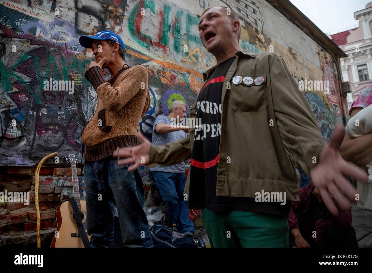 Musik Fans von Viktor Tsoi in der Nähe der Mauer der Erinnerung auf dem Alten Arbat Street im Zentrum von Moskau am Tag der Erinnerung an Victor Tsoi Dichter und Musiker Stockfoto