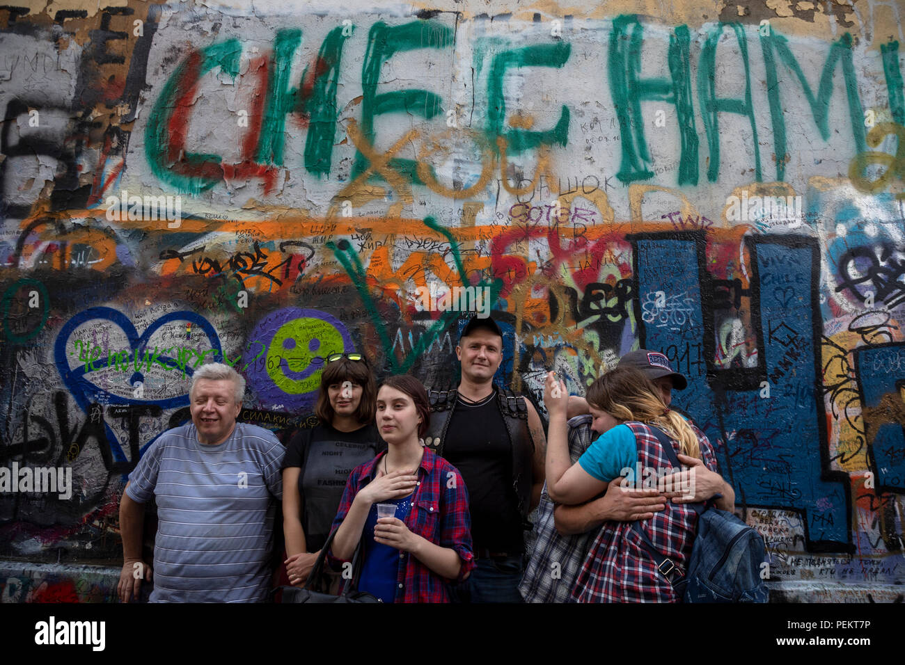 Musik Fans von Viktor Tsoi in der Nähe der Mauer der Erinnerung auf dem Alten Arbat Street im Zentrum von Moskau am Tag der Erinnerung an Victor Tsoi Dichter und Musiker Stockfoto