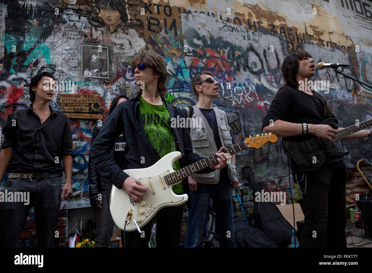 Musik Fans von Viktor Tsoi in der Nähe der Mauer der Erinnerung auf dem Alten Arbat Street im Zentrum von Moskau am Tag der Erinnerung an Victor Tsoi Dichter und Musiker Stockfoto