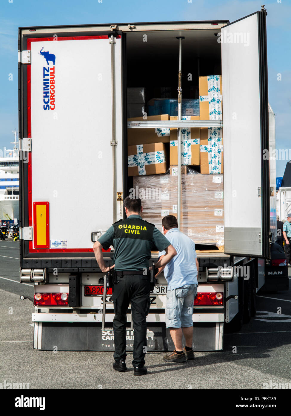 Spanisch Bundesgrenzschutz Polizei Guardia Civil prüfen suche einen Container waggon LKW Fahrzeug an der Fähre Hafen Hafen von Santander Spanien prüfen Stockfoto