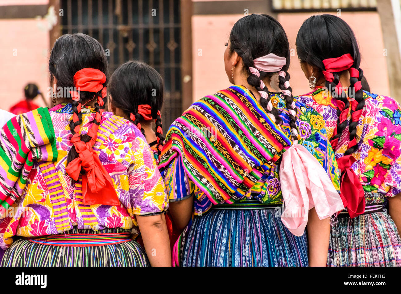 San Juan del Obispo, Guatemala - August 3, 2018: Die guatemaltekischen Volkstänzer in indigenen Kostüm in der Nähe der UNESCO-Weltkulturerbe von Antigua. Stockfoto