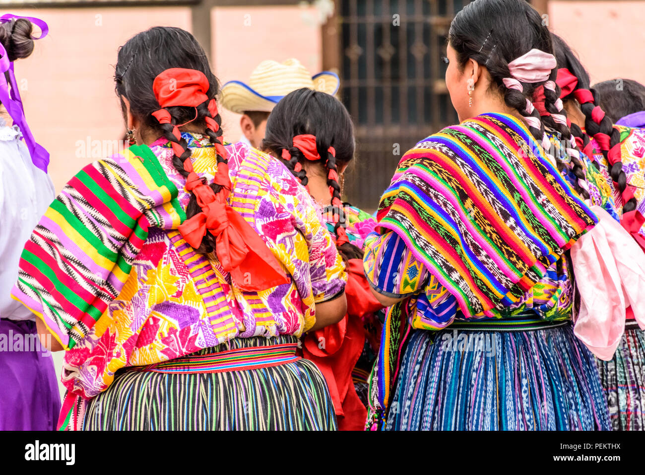 San Juan del Obispo, Guatemala - August 3, 2018: Die guatemaltekischen Volkstänzer in indigenen Kostüm in der Nähe der UNESCO-Weltkulturerbe von Antigua. Stockfoto