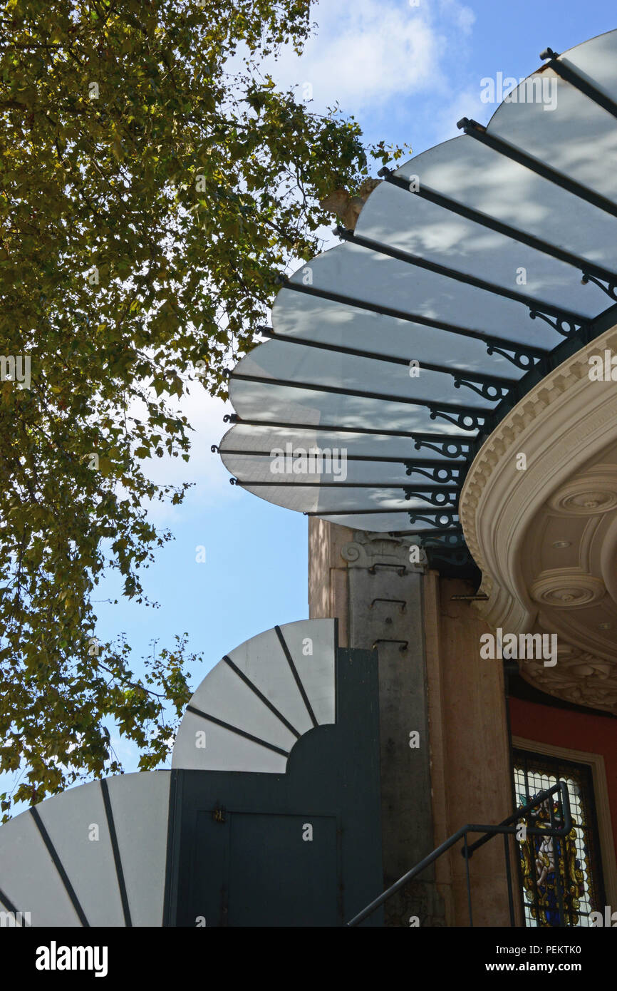 Die Art Nouveau Arenal Kiosk in Bilbao, Spanien Stockfoto