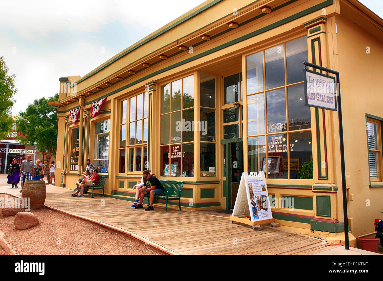 Menschen außerhalb der Tombstone Galerie Verkauf von Wild West ähnliche Kunstwerke auf allen St in Tombstone, Arizona set Stockfoto
