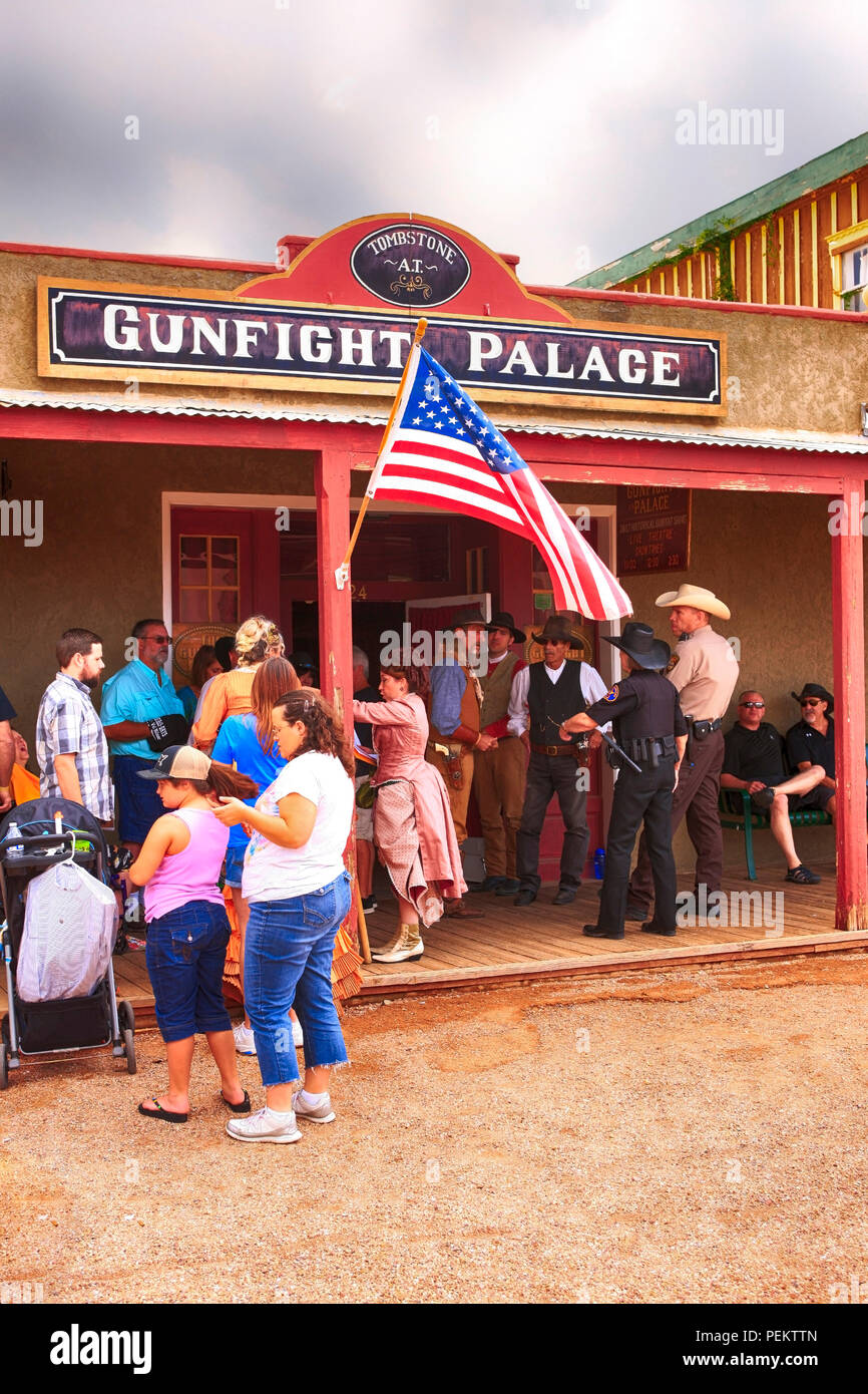 Menschen außerhalb der Schießerei Palace Saloon warten Dennis Quaid am Doc Holiday Event in Tombstone, AZ zu erfüllen Stockfoto