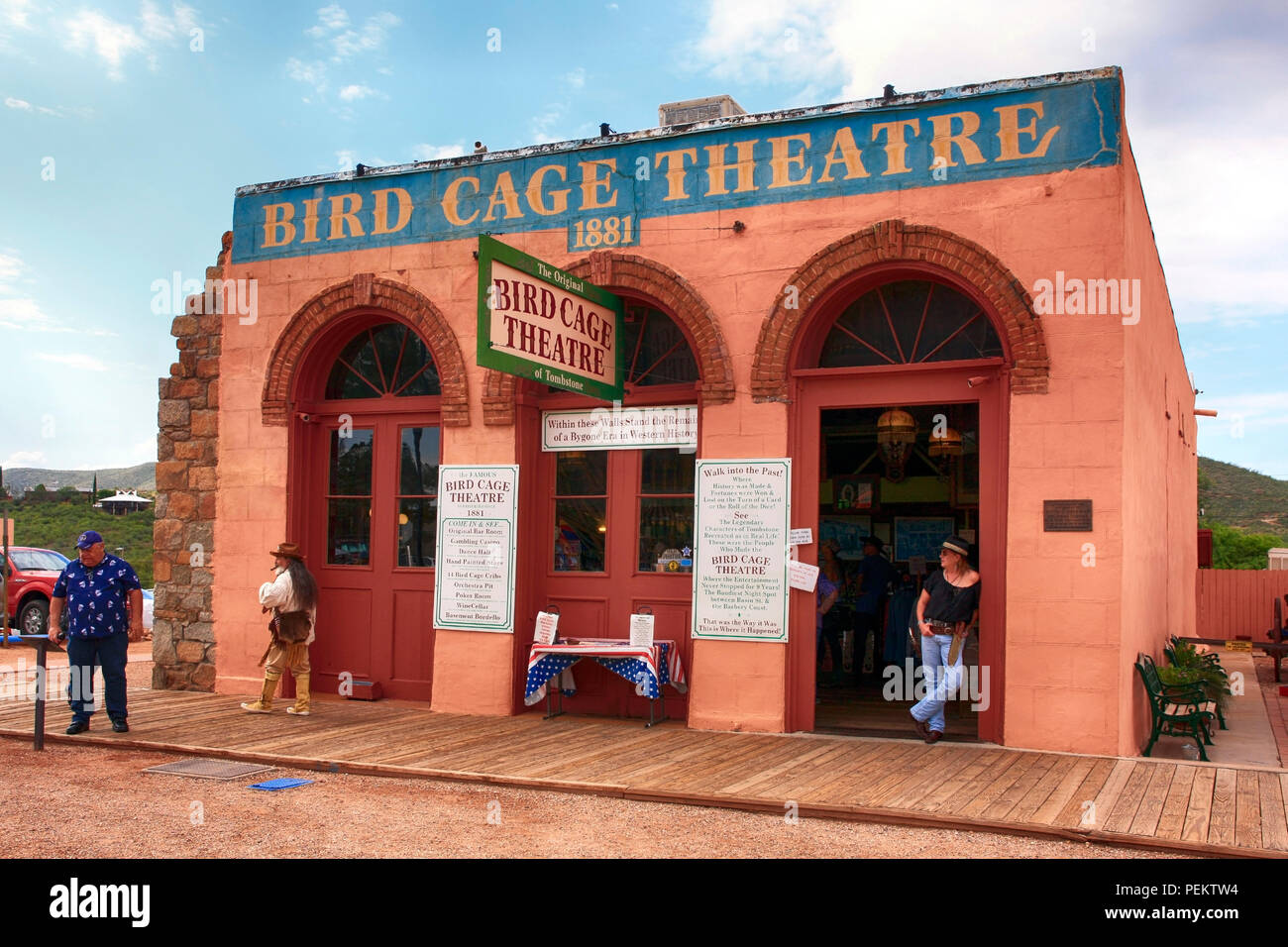 Menschen außerhalb der Vogelkäfig Theater auf E Allen St in historischen Tombstone, Arizona Stockfoto