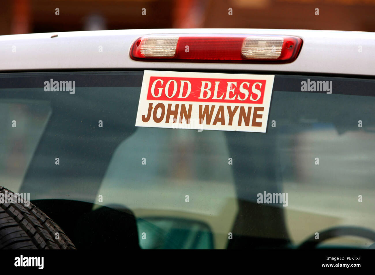 Gott segne John Wayne Autoaufkleber auf der Heckscheibe eines Lkw in Tombstone, Arizona gesehen Stockfoto