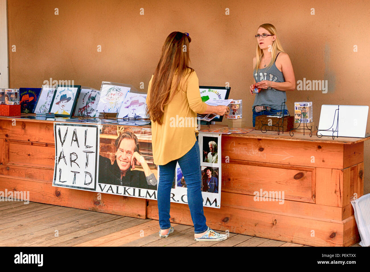 Die Leute an der Sales Desk für Val Kilmer Kunst in Tombstone, Arizona. Stockfoto