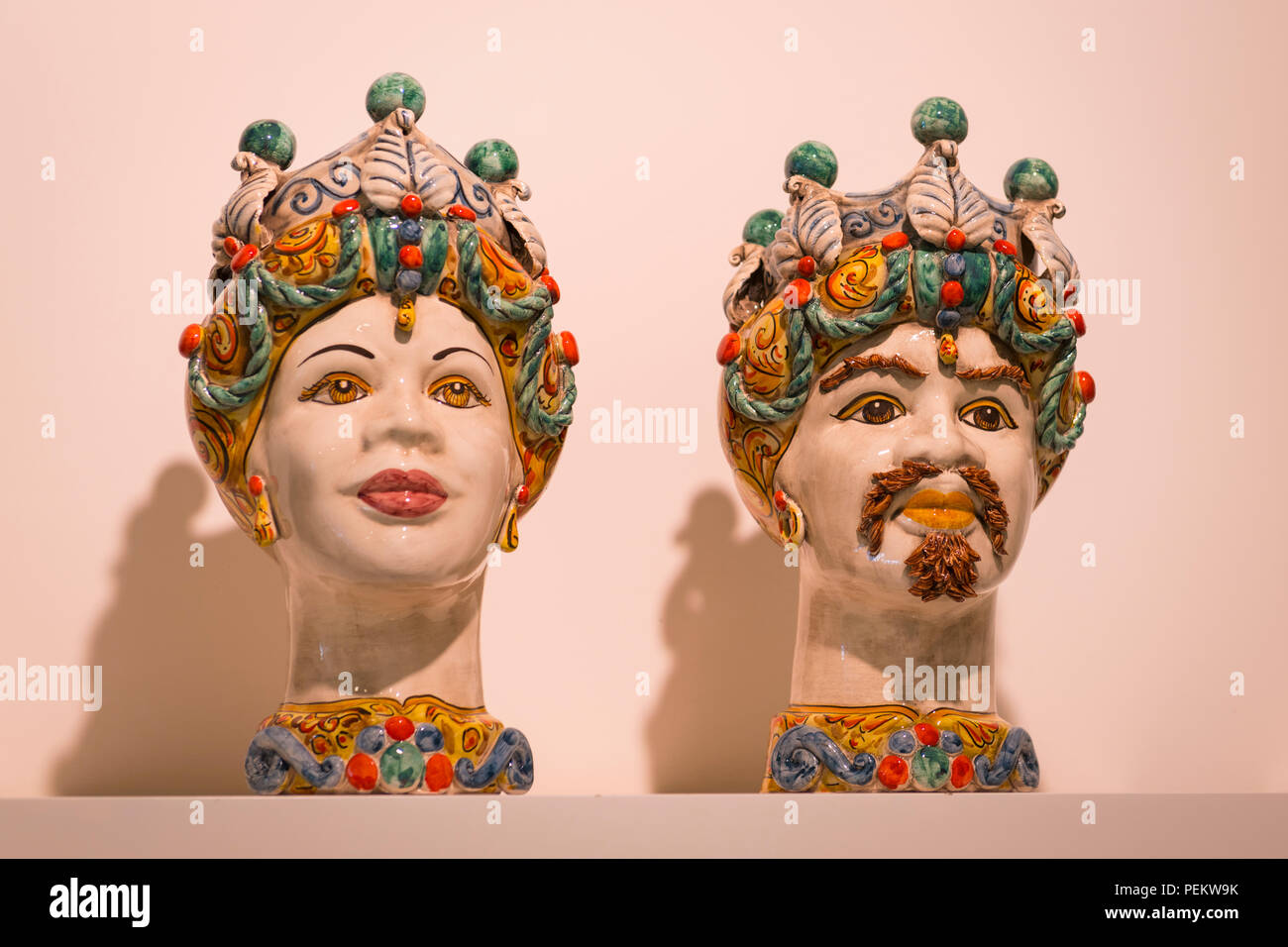 Italien Sizilien Syrakus Siracusa Ortygia traditionellen Köpfe Büsten Majolika Keramik sizilianische Keramik Kunst sizilianischen XI Jahrhundert Legende enthaupteten Kopf Stockfoto