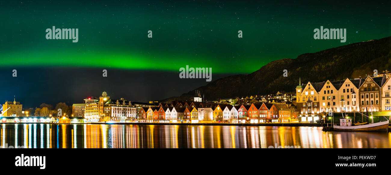 Northern Lights oben Bryggen in Bergen, Norwegen Stockfoto