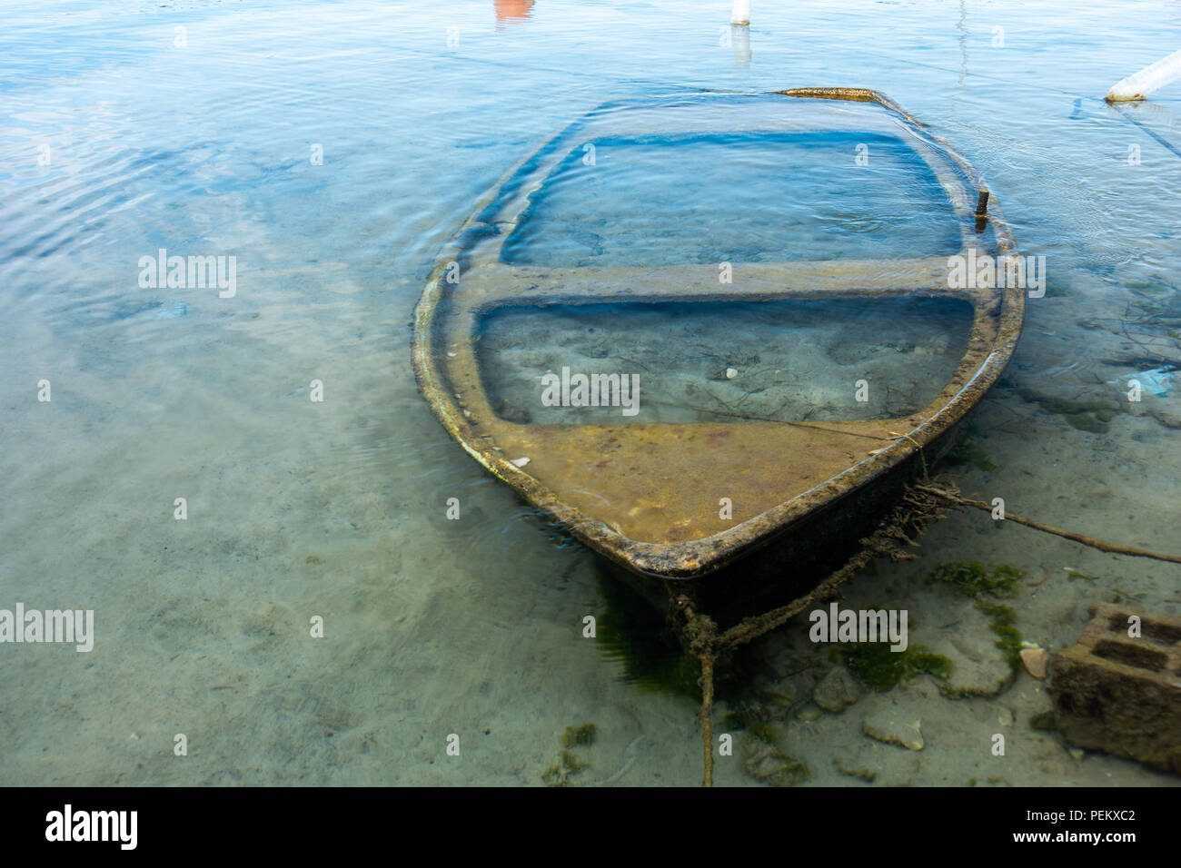 Kleine versunkenen Boot im Hafen versenkt in seichtem Wasser und günstig Stockfoto