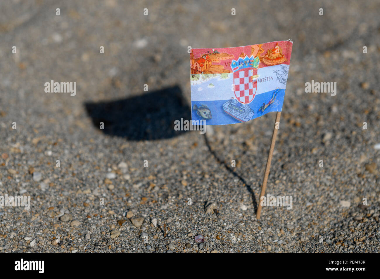 Touristische Flagge von Kroatien in Sand abgeholt am Strand, verschiedene Reiseziele und Karte von Kroatien über Flagge bedruckt, cocktail Flagge Stockfoto