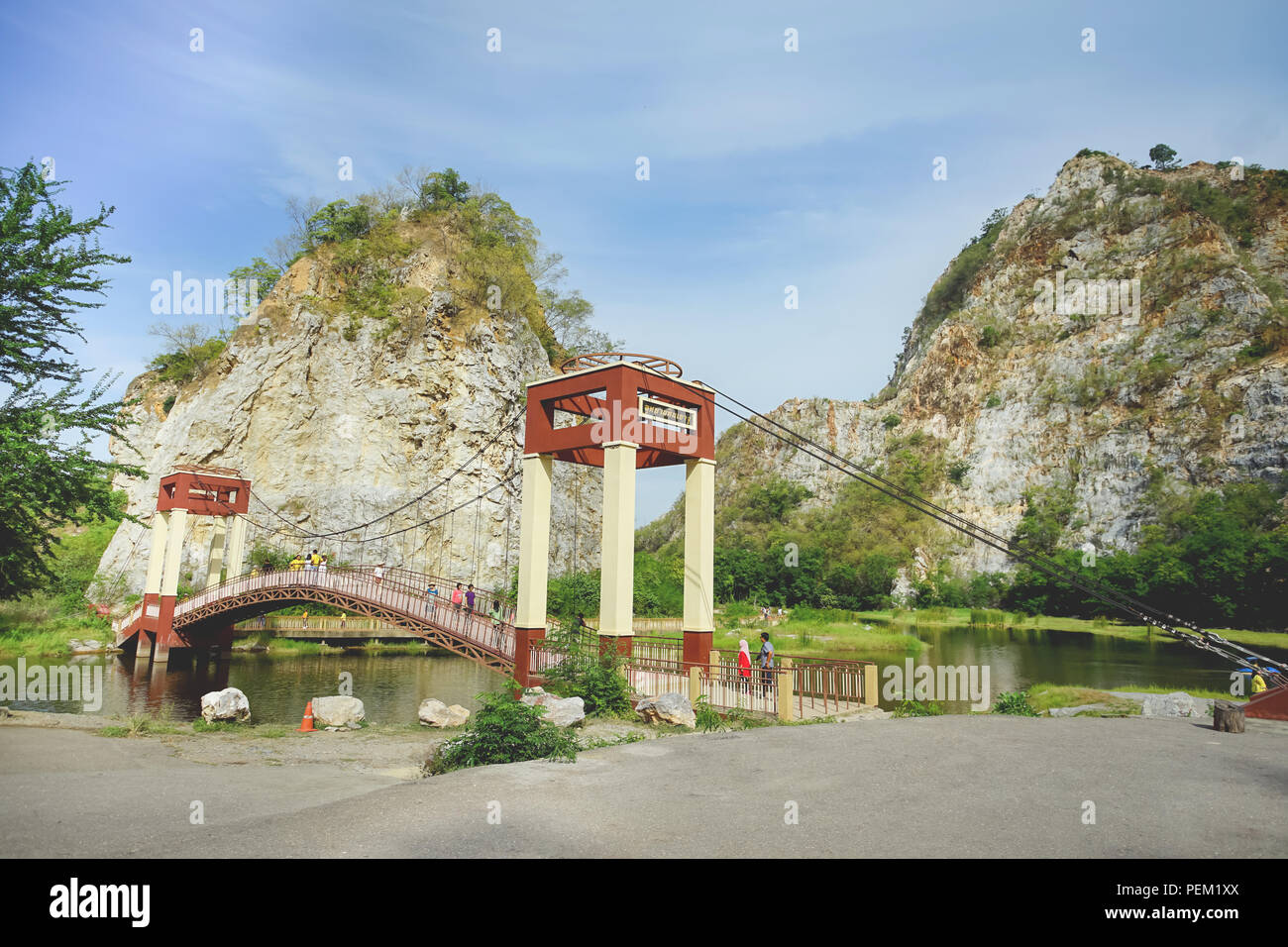 Ratchaburi, Thailand - 28. Juli 2018: schöner Stein Berg' Khao Ngu Stone Park' in Ratchaburi, Thailand. Stockfoto