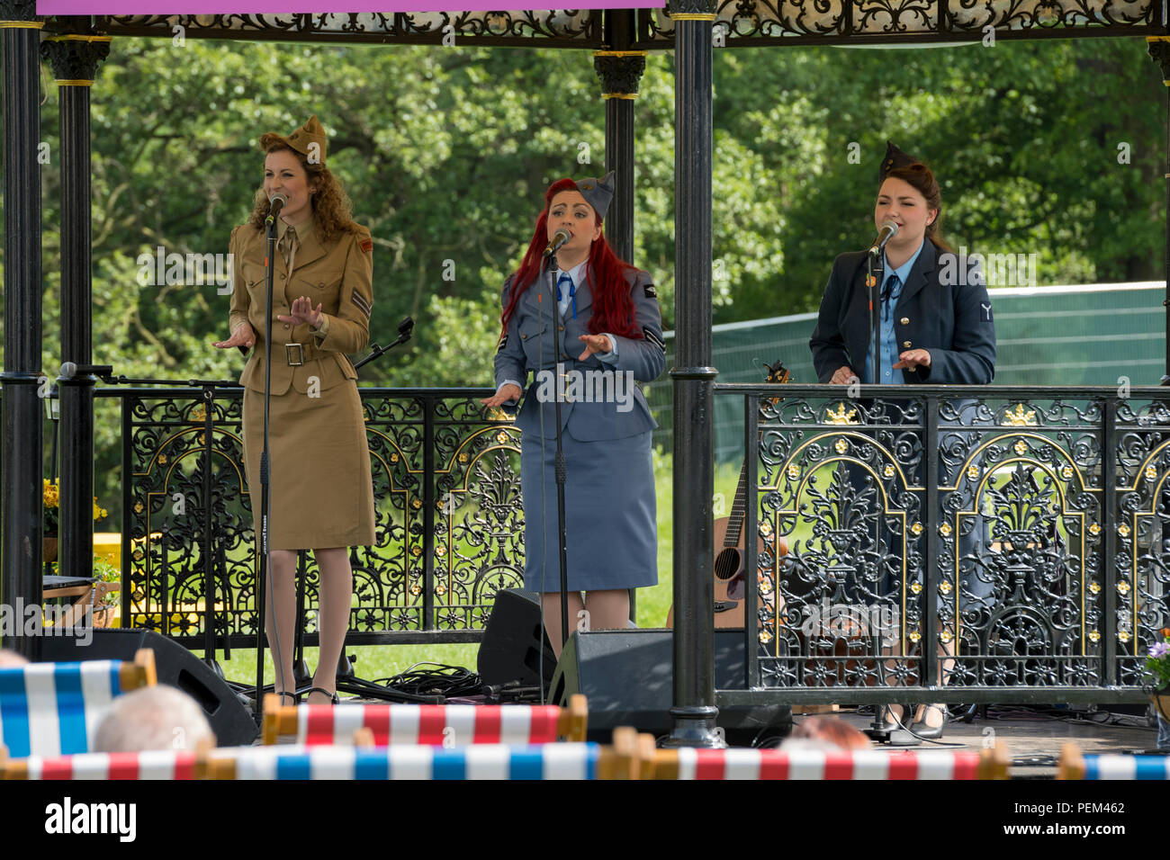 Live-musik auf der Bühne die Bühne durch die Gruppe von 3 Sängerinnen (Trio) in vintage Kostüm - RHS Chatsworth Flower Show, Derbyshire, England, Großbritannien Stockfoto