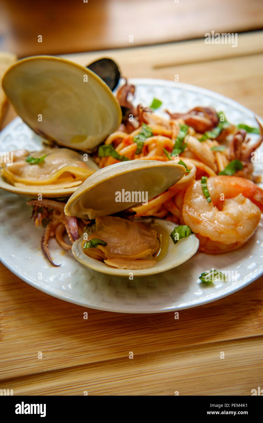 Italienisch Meeresfrüchte pasta Pescatore mit Muscheln Muscheln und Tintenfisch Stockfoto
