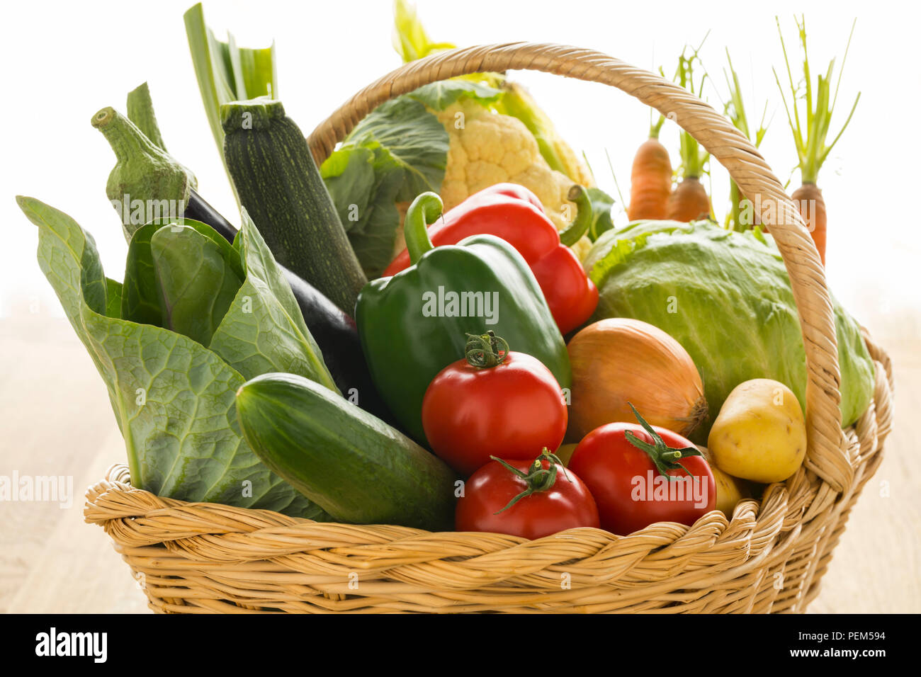 Korb mit frischem gesunden Gemüse aus ökologischem Anbau Stockfoto