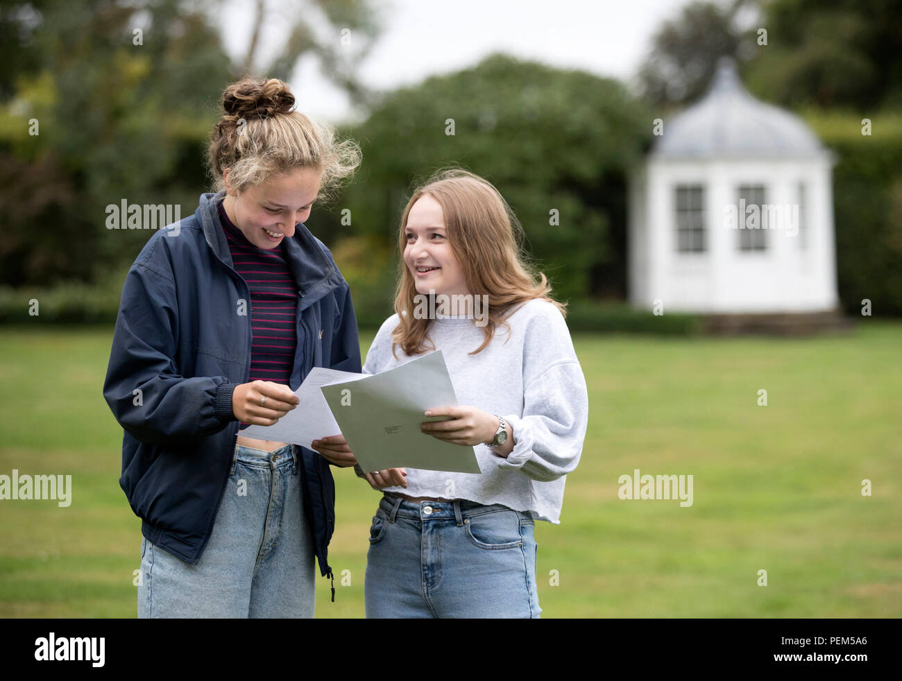 Sarah Granville (links) und Phoebe Delamere (rechts), wie sie ihre Ergebnisse an den Berg Schule York feiern. Stockfoto