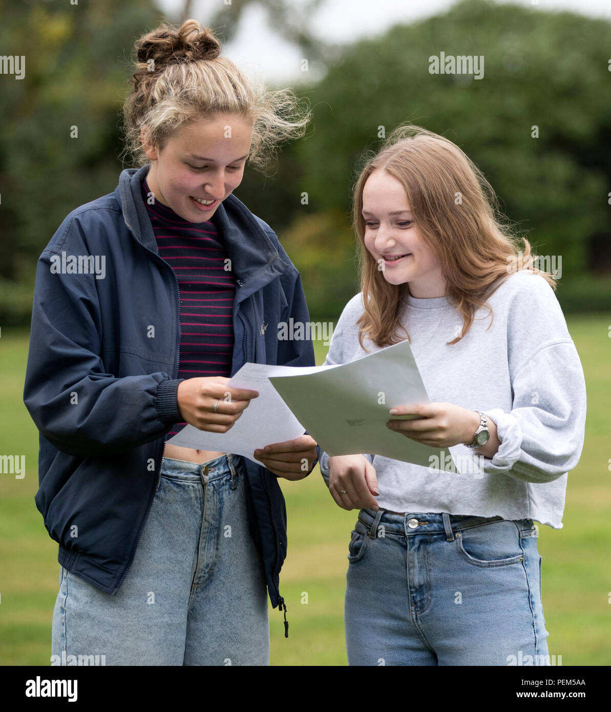 Sarah Granville (links) und Phoebe Delamere (rechts), wie sie ihre Ergebnisse an den Berg Schule York feiern. Stockfoto