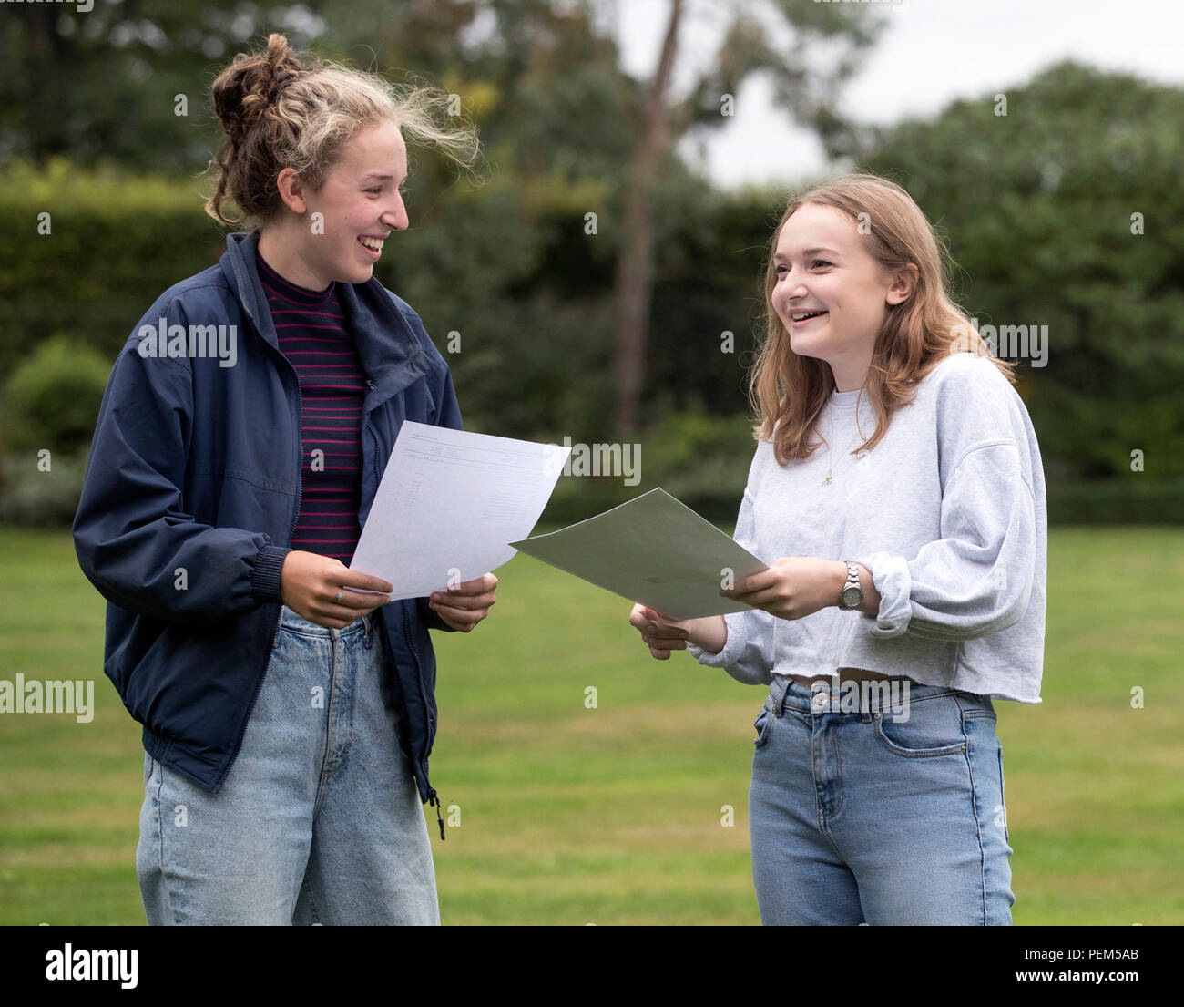 Sarah Granville (links) und Phoebe Delamere (rechts), wie sie ihre Ergebnisse an den Berg Schule York feiern. Stockfoto