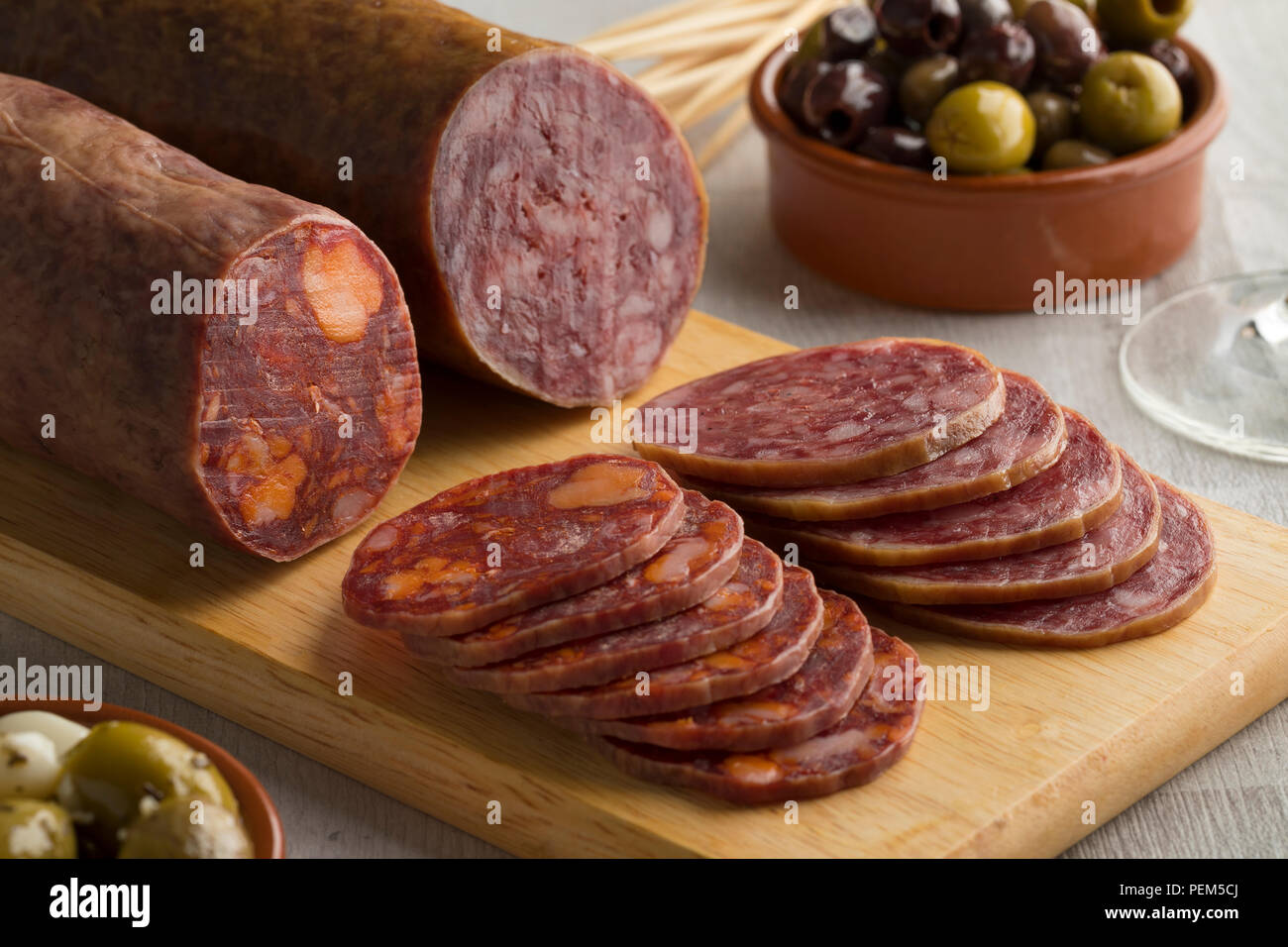 Traditionelle Stück Spanische Wurst, Chorizo, Salchichon Schichten und Oliven Nahaufnahme Stockfoto