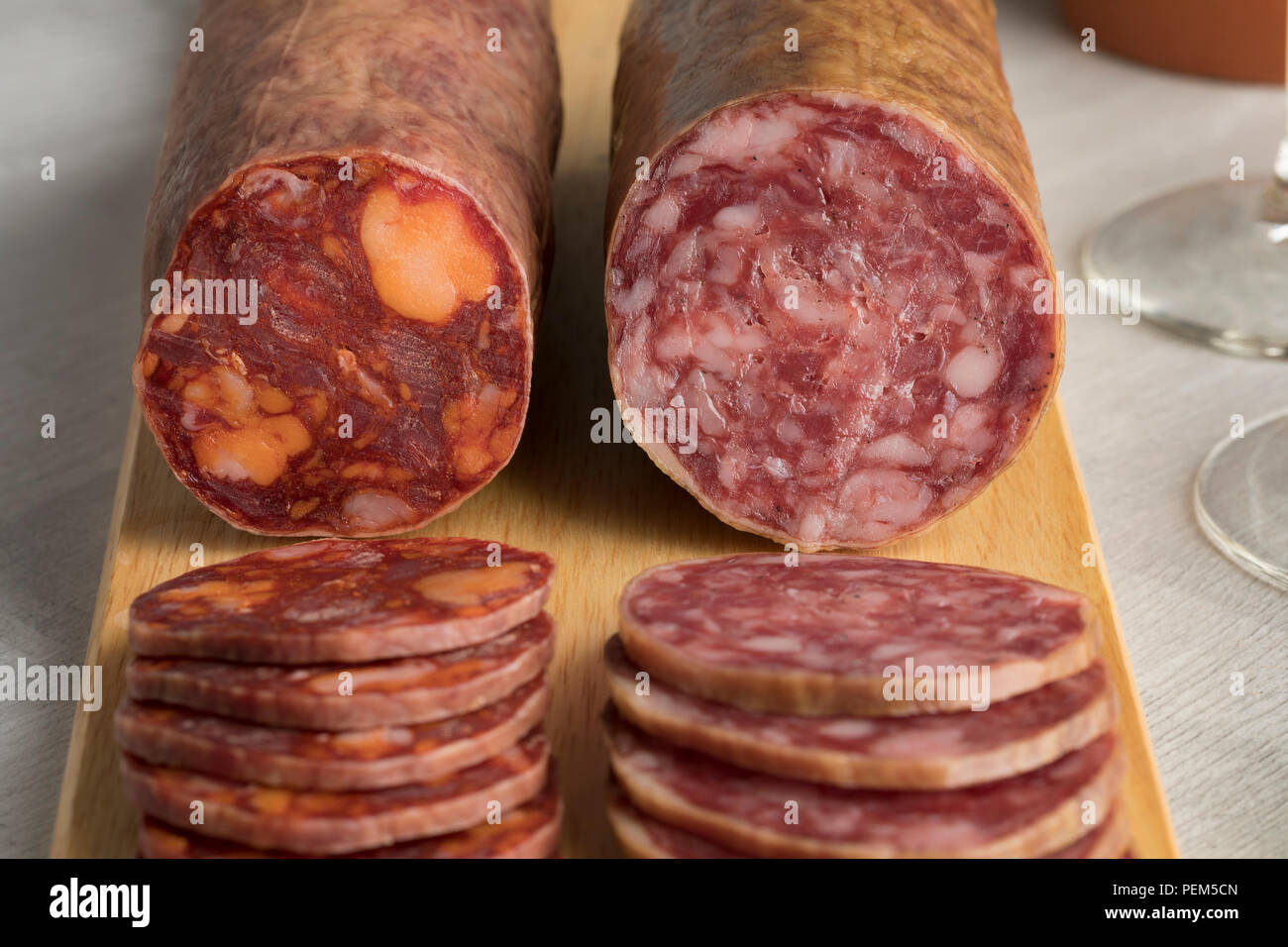 Traditionelle Stück Salchichon Spanische Wurst, Chorizo und Schichten schließen nach oben Stockfoto