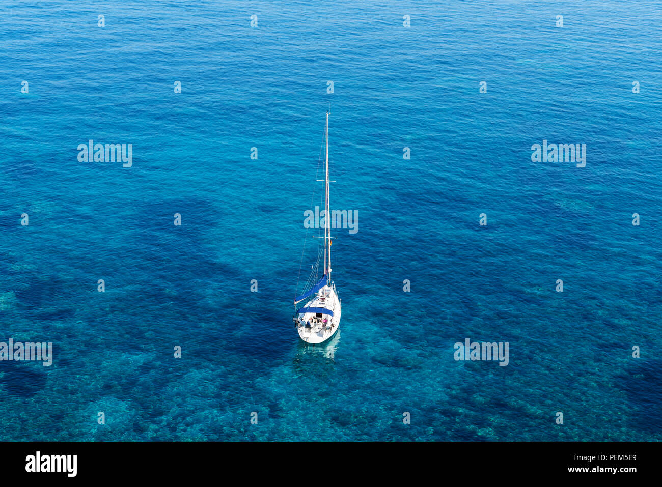 Hohe Betrachtungswinkel von Segelboot auf das türkisfarbene Meer Stockfoto