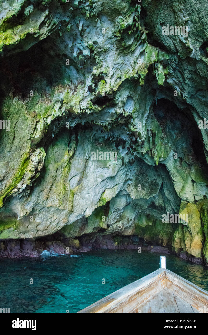Italien Sizilien Syrakus Siracusa typischen Felsen Meer Wasser Meer Boot bug Ansicht Höhle Höhlen bug Bug Stockfoto