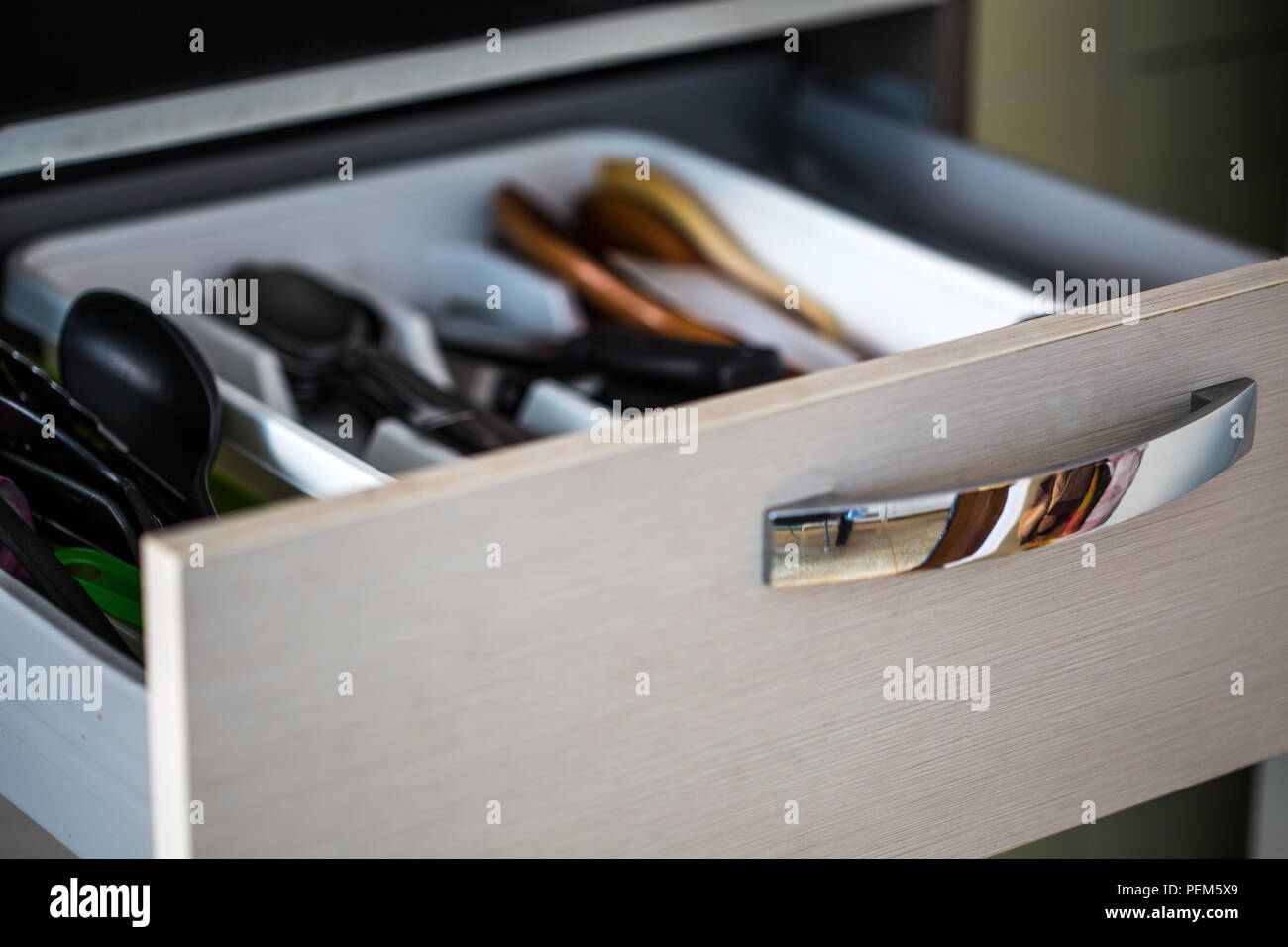 Küche Schublade öffnen Mit einem unscharfen Hintergrund Stockfoto