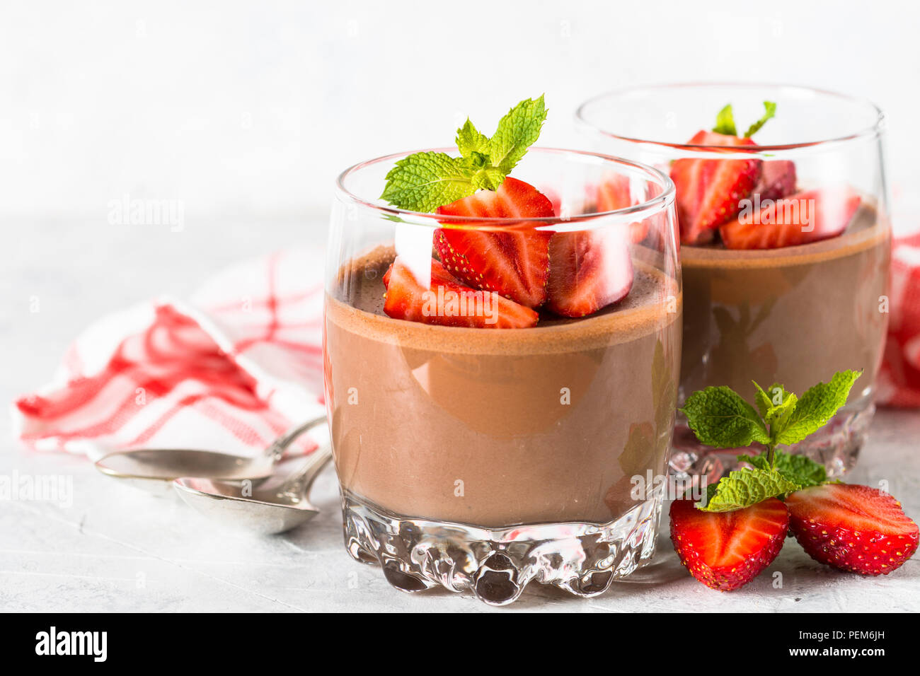 Schokolade Dessert Sahne und Erdbeeren im Glas. Stockfoto