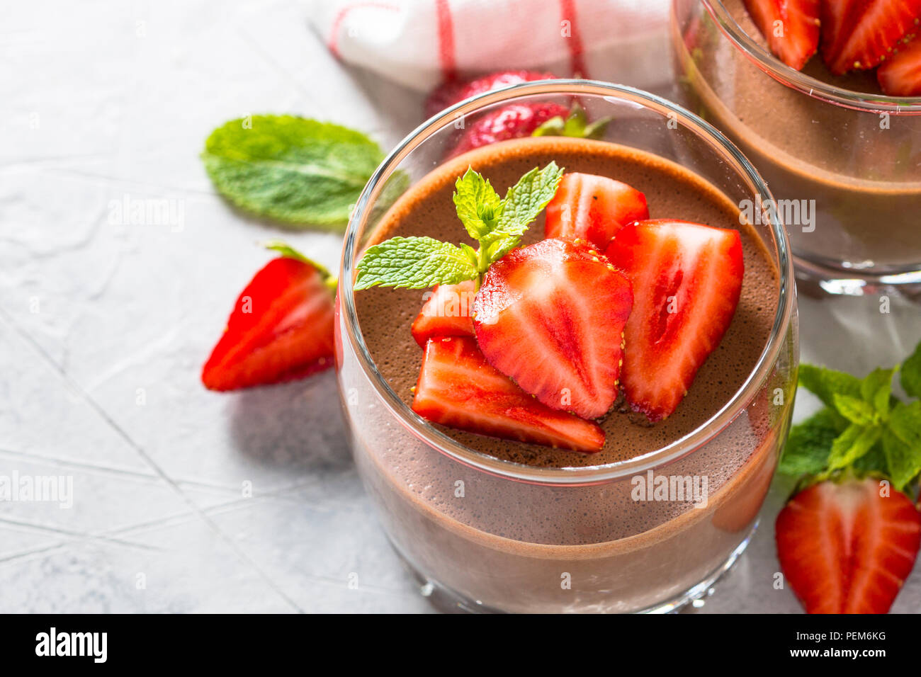 Schokolade Dessert Sahne und Erdbeeren im Glas. Stockfoto