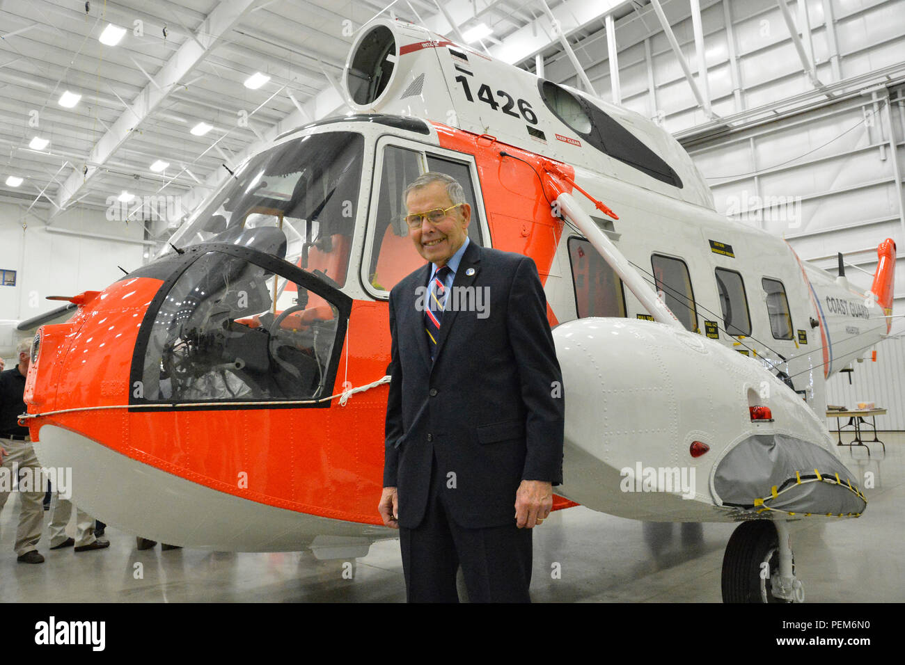 Pensionierte hinten Adm. Robert Johanson steht vor HH-52 ein meereswächterin Hubschrauber, Schwanz Nummer 1426, bei Coast Guard Aviation Logistics Center in Elizabeth City, N.C., Freitag, 11. Dez., 2015. Johanson und andere arbeiteten für ein Jahrzehnt, um sicherzustellen, dass die Hubschrauber auf permanente Anzeige am Udvar-Hazy Center in Chantilly, Virginia, die Begleiter der Smithsonian National Air und Space Museum in Washington. (U.S. Coast Guard Foto von Petty Officer 2. Klasse Nate Littlejohn) Stockfoto