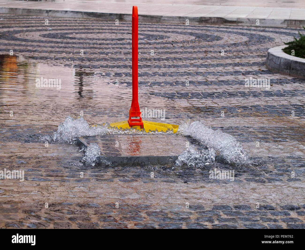 Regenwasser fließt aus verstopft Kanaldeckel, wodurch Flut in Crikvenica, Kroatien Stockfoto