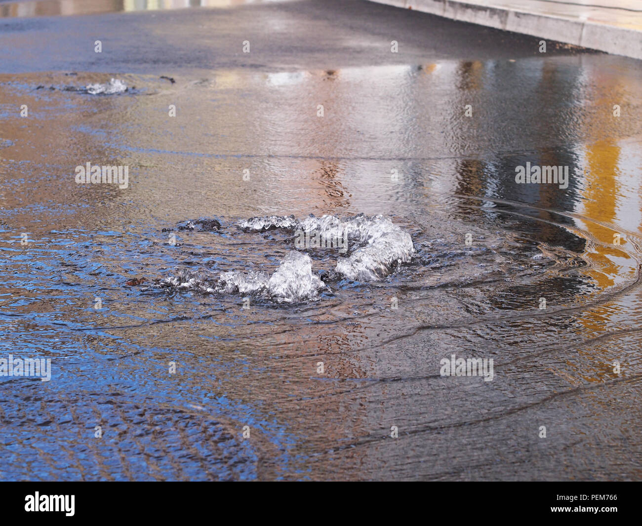 Regenwasser fließt aus verstopft Kanaldeckel, wodurch Flut in Crikvenica, Kroatien Stockfoto
