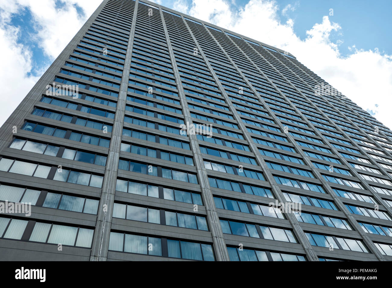 Ein Büroturm erstreckt sich bis zum bewölkt blauer Himmel in der Innenstadt von Toronto, Kanada. Stockfoto
