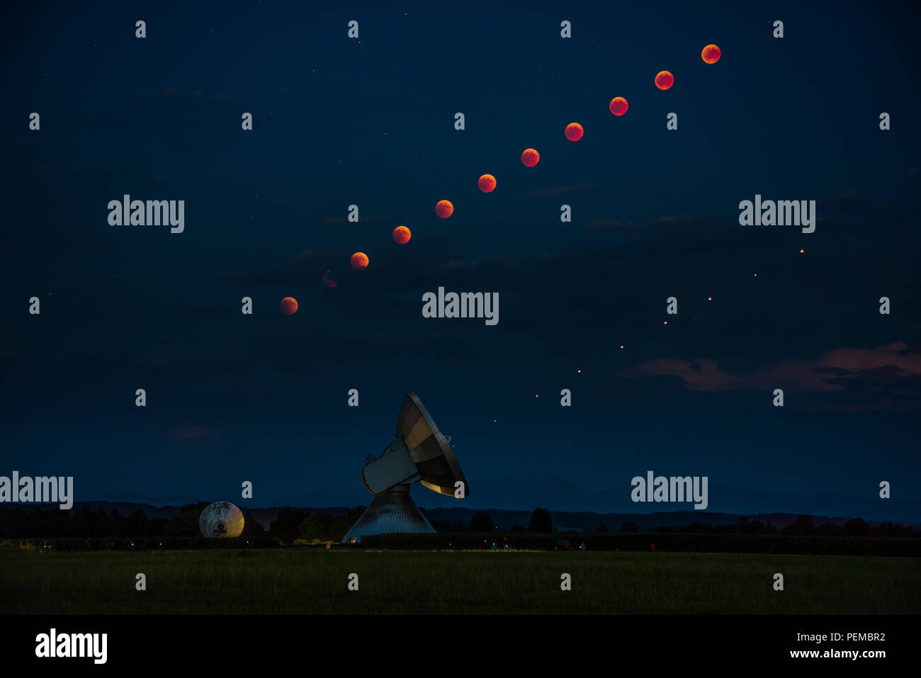 Satellitenschüssel mit Blut Mond und Mars als Zeitraffer, Mondfinsternis, Nachtaufnahme, Raisting, Oberbayern, Deutschland Stockfoto