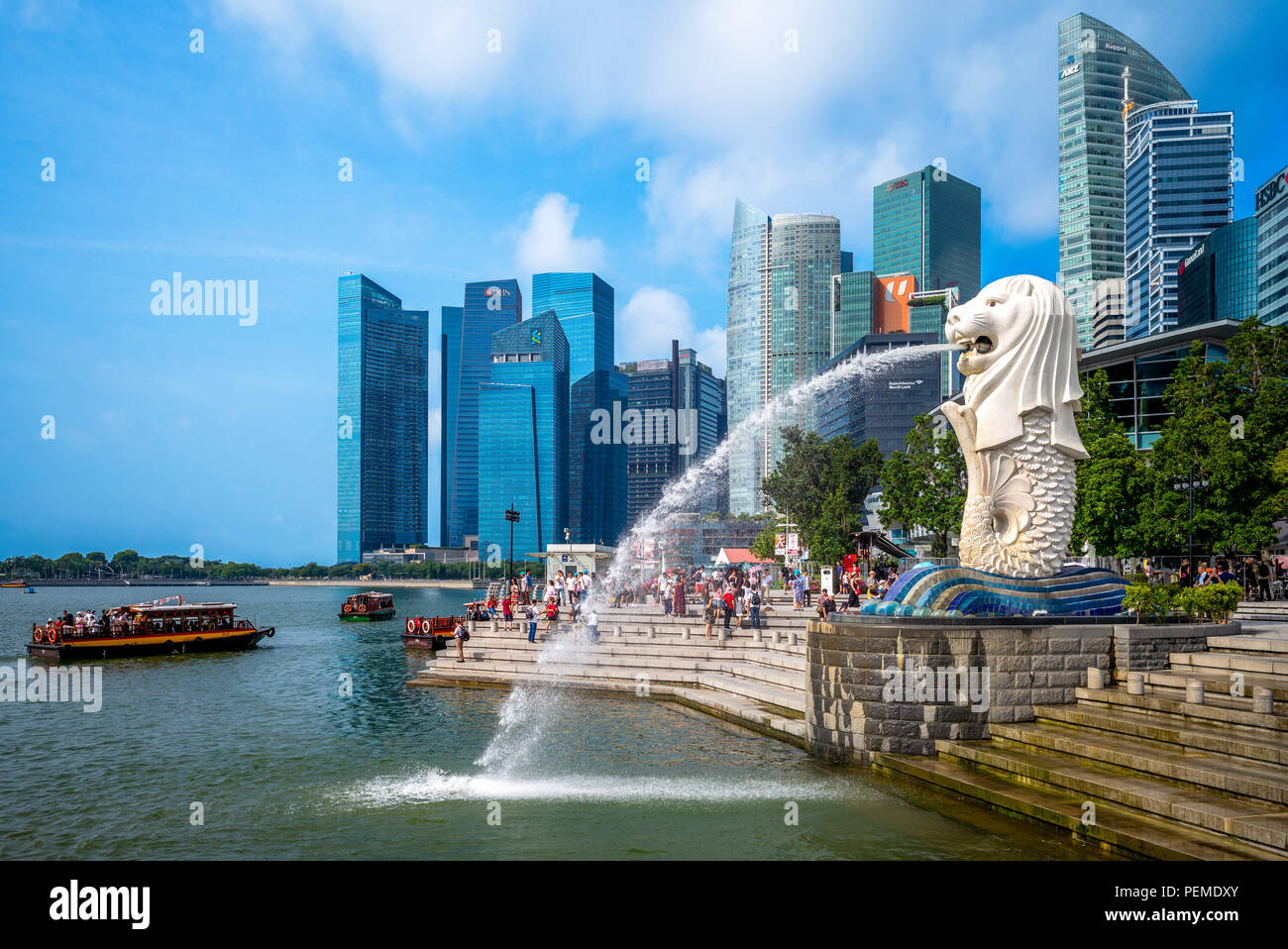 Singapur - 10. August 2018: Merlion Statue an der Marina Bay, ein Fabelwesen mit einem Lion's Head und den Körper der Fische Stockfoto
