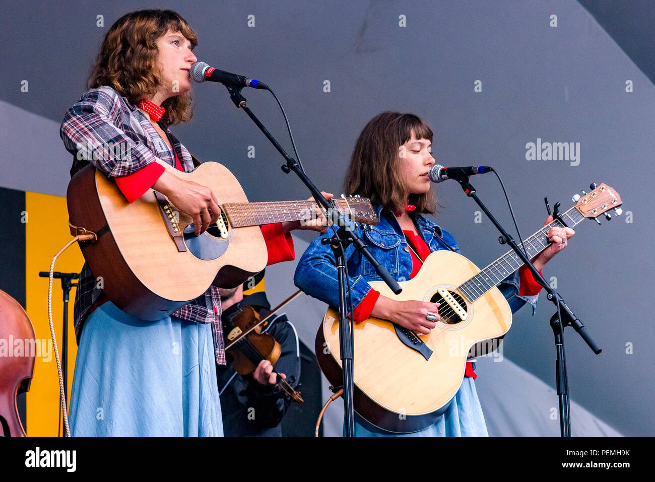 Duo Hannah Walker und Jamie Elliot aka Twin Bandit in Edmonton Folk Music Festival, Edmonton, Alberta, Kanada durchführen. Stockfoto