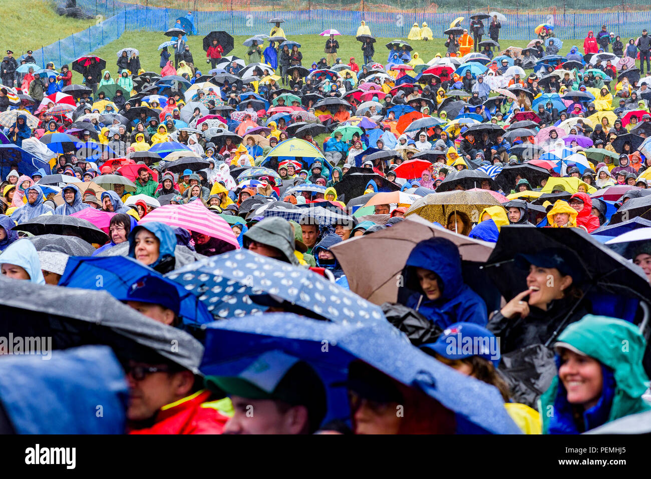 Masse trotzt Regen und Kälte in Edmonton Folk Music Festival, Edmonton, Alberta, Kanada. Stockfoto