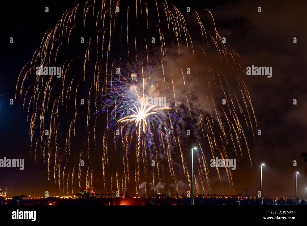 4. Juli Feuerwerk über dem Huntington Beach Pier Stockfoto