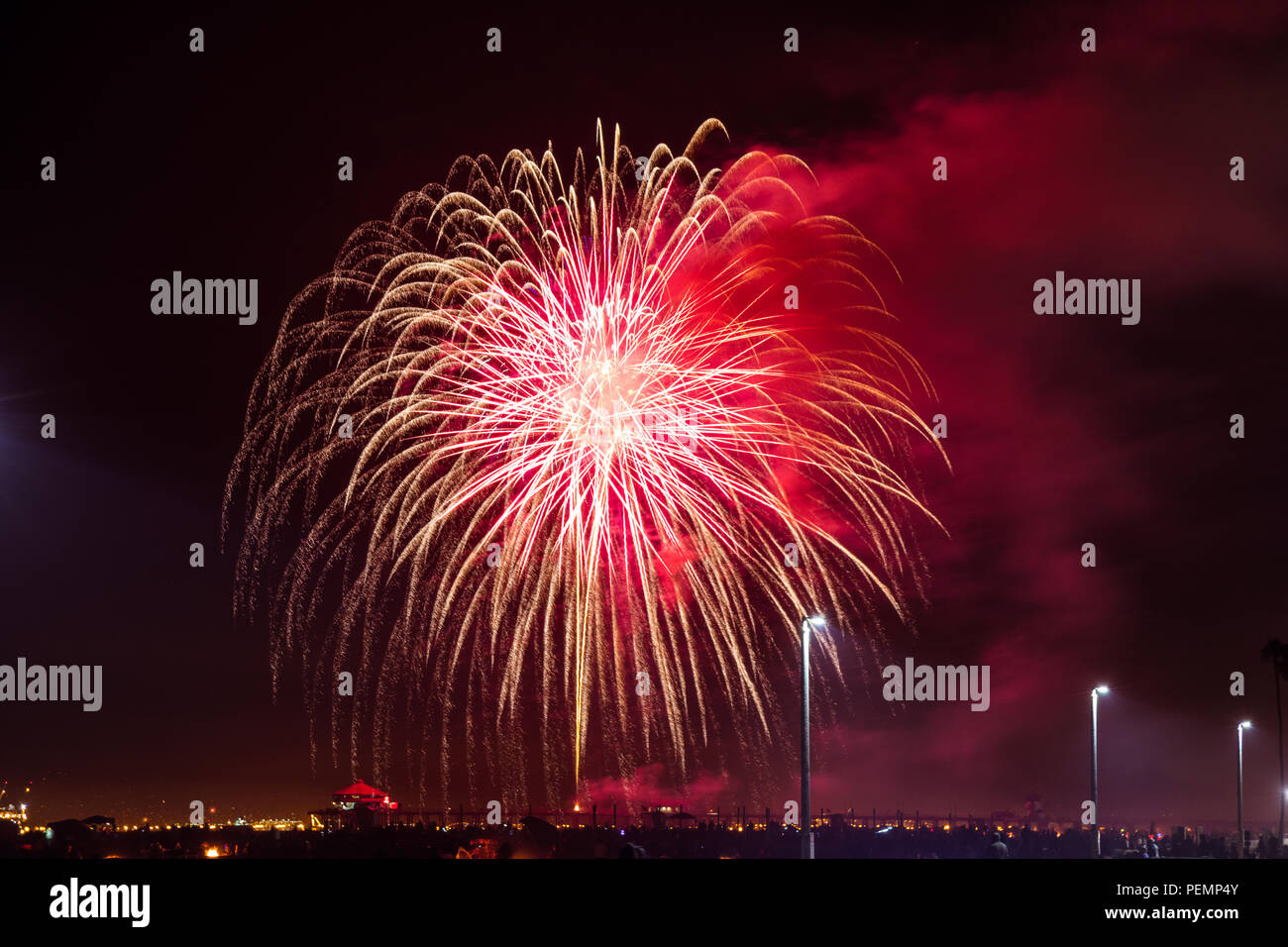 4. Juli Feuerwerk über dem Huntington Beach Pier Stockfoto