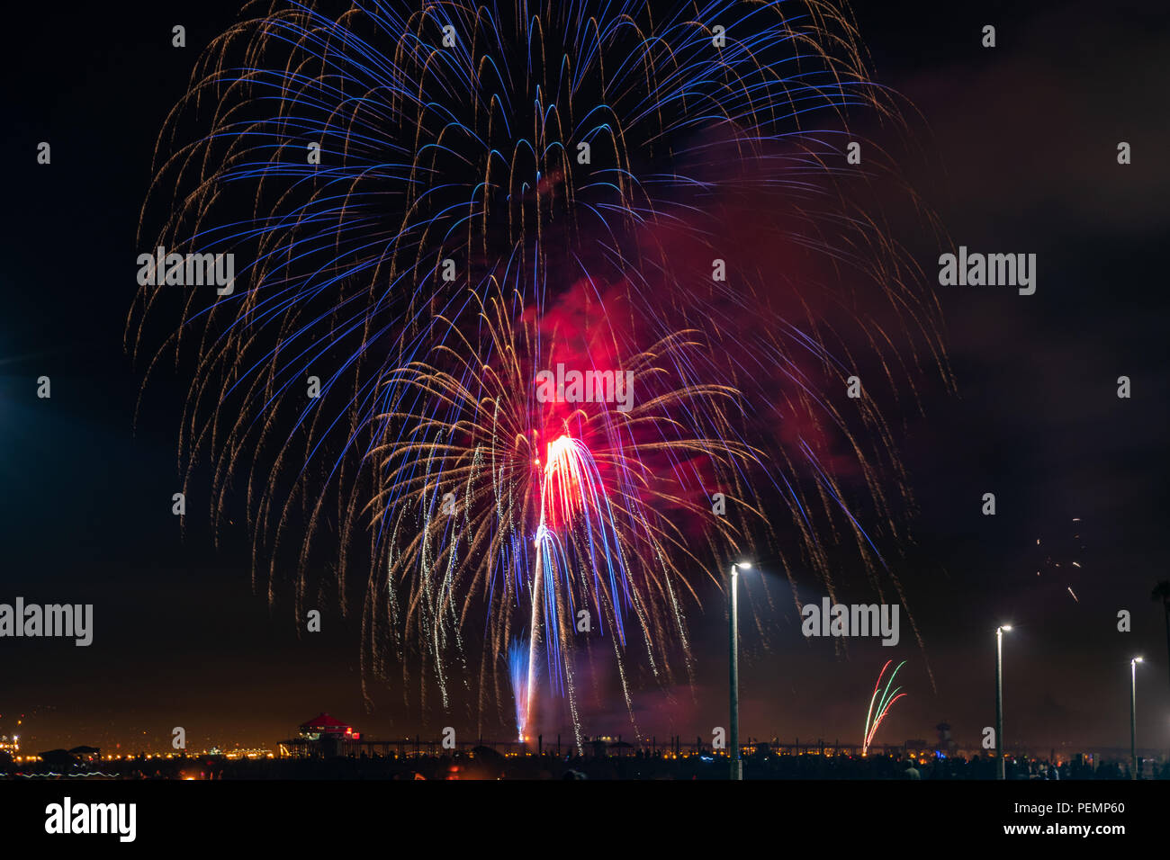 4. Juli Feuerwerk über dem Huntington Beach Pier Stockfoto