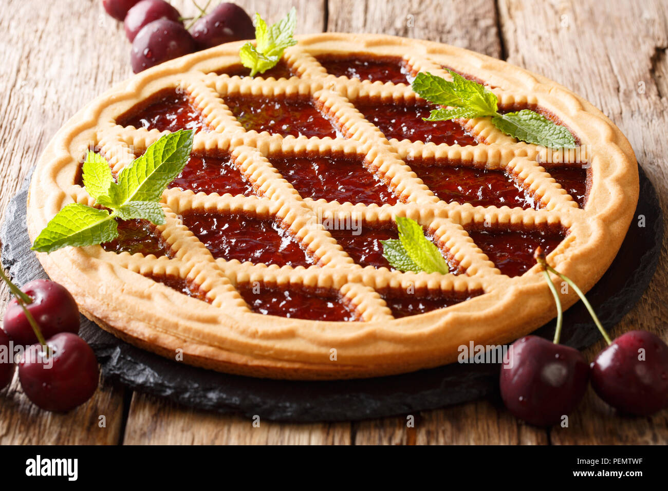Hausgemachte Sommer Gebäck Cherry pie Crostata close-up auf dem Tisch. Horizontale Stockfoto