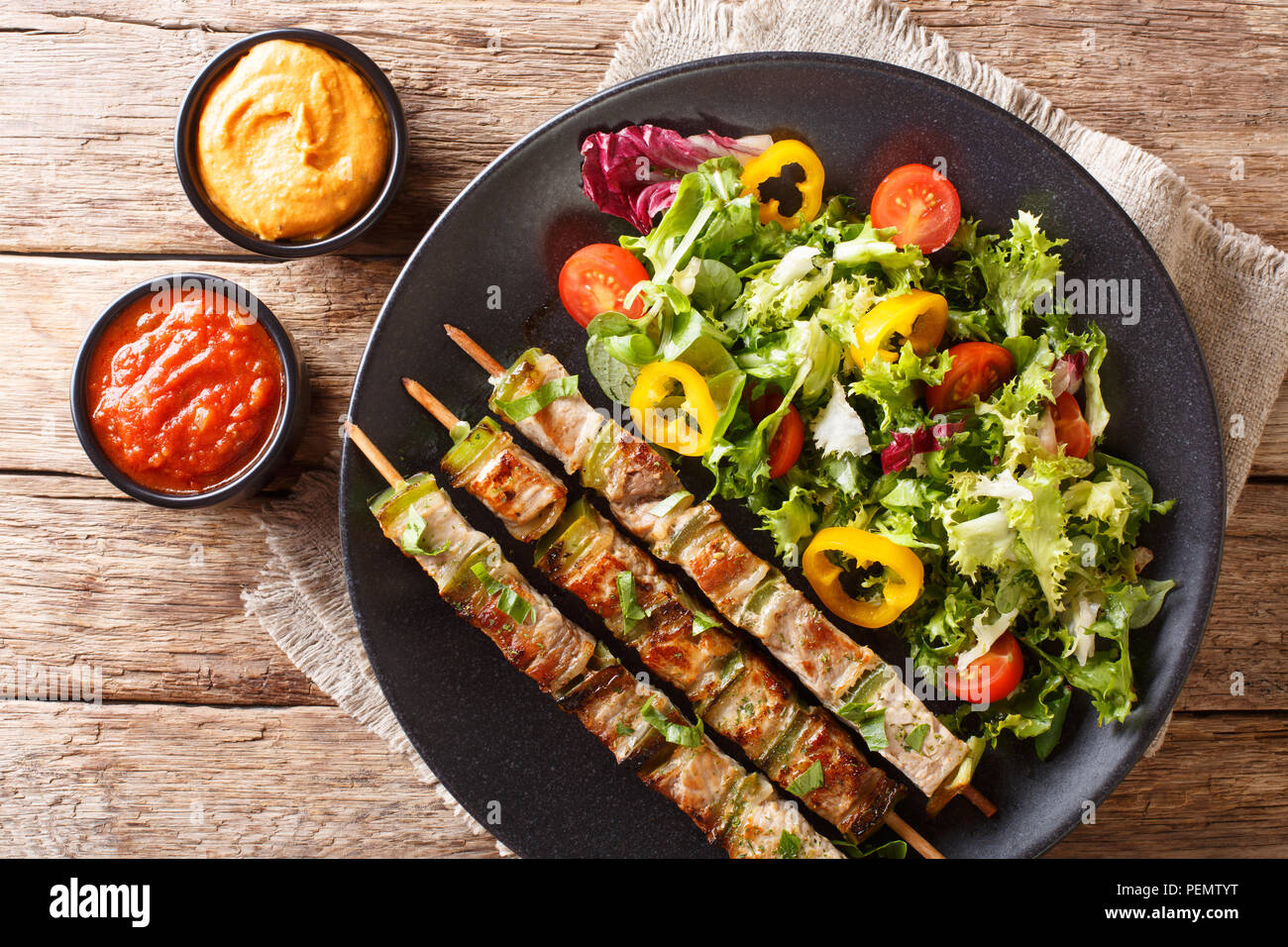 Köstliche Kebab am Spieß mit frischem Gemüse Salat auf einen Teller und ...